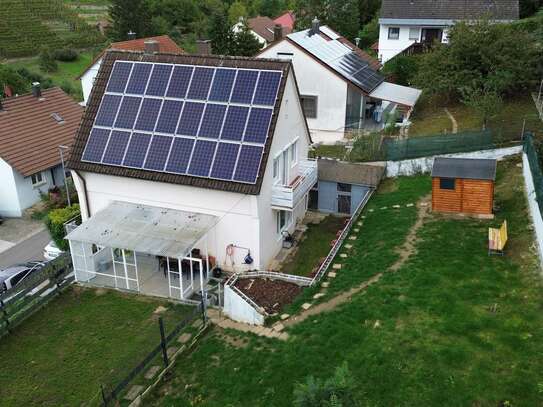 Freistehendes Einfamilienhaus mit großem Garten, 2 Terrassen, Einzelgarage und Anbaupotenzial