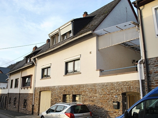 Renovierungsbedürftiges Reihenmittelhaus mit Moselblick und überdachter Terrasse sowie Weinberge