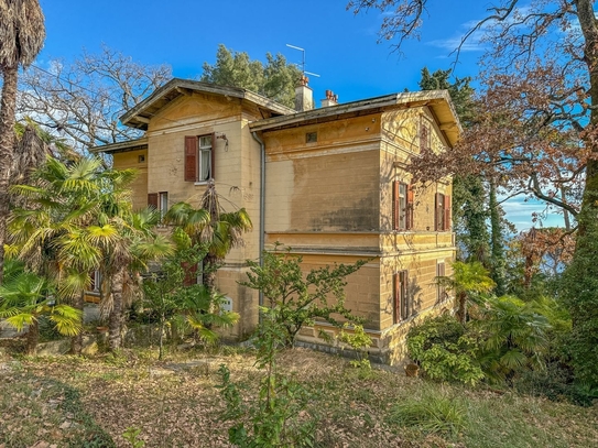 OPATIJA, ZENTRUM – einzigartige zweistöckige Wohnung in einer historischen Villa, zweite Reihe zum Meer