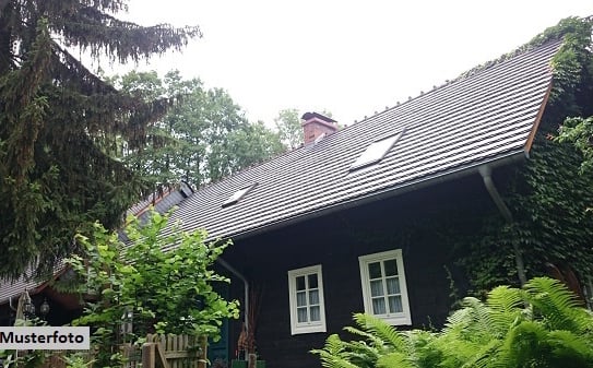 Kleingartenhaus nebst Terrasse und Hühnerstall