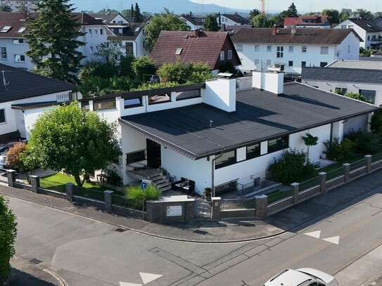 Flexibel Wohnen & Arbeiten: Großzügiges Architektenhaus mit ELW / Büro und Wellnessoase mit Pool etc