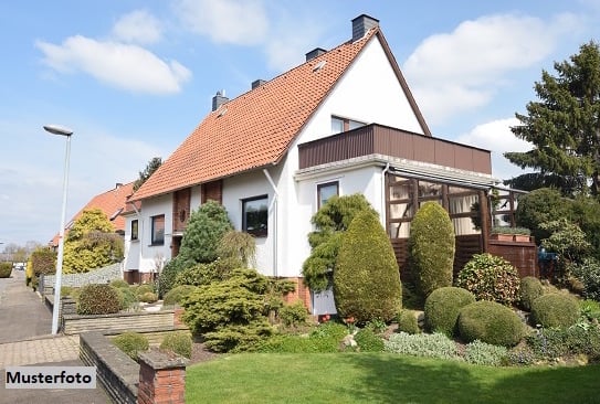 Freistehendes Einfamilienhaus mit Garage und Carport