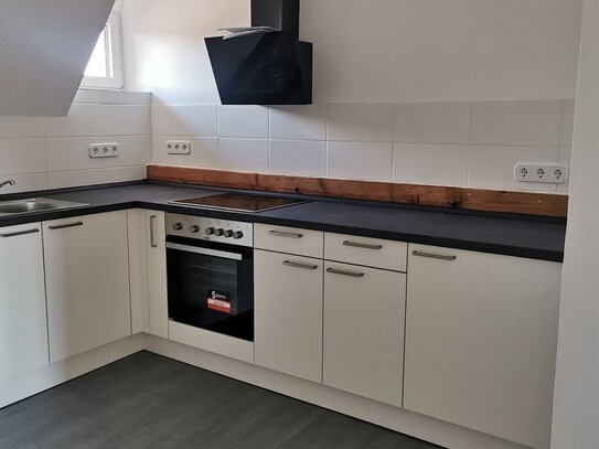 ERSTBEZUG - Wunderschöne komplett sanierte 4 Zimmer Dachgeschoss Wohnung