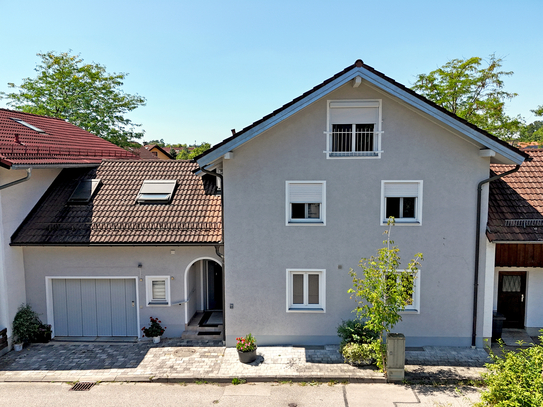 Raumwunder: Charmantes 
Zweifamilienhaus mit viel Platz, Wintergarten 
& zwei Garagen in Waldkraiburg