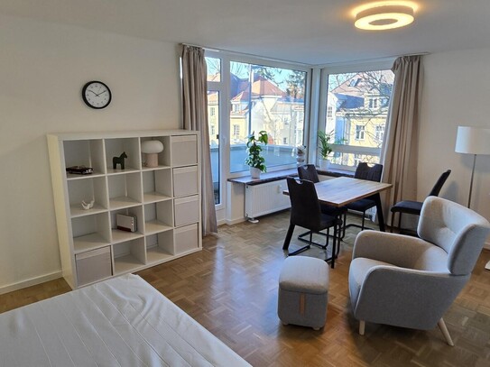 Möbliert: Helle, exklusive 1-Zimmer-Wohnung mit Balkon in begehrter Lage nahe Schloss Nymphenburg