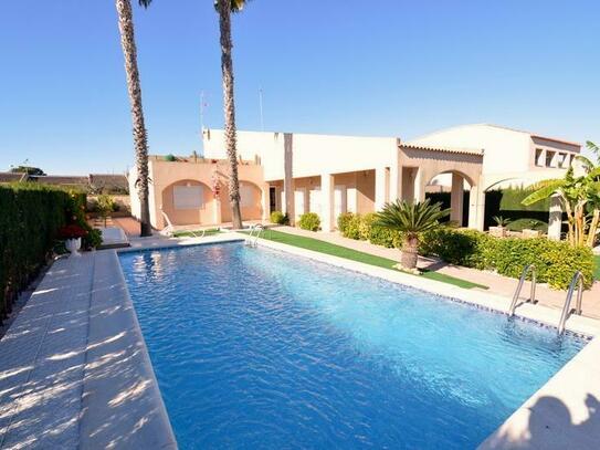 Villa in Torrevieja with 5