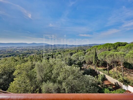 GRIMAUD: Charming 2-bedroom apartment with stunning views