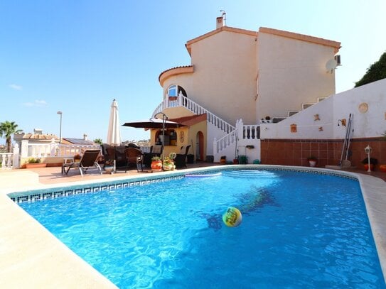 Freistehende stattliche Villa mit zwei Schlafzimmern und Pool in La Marquesa