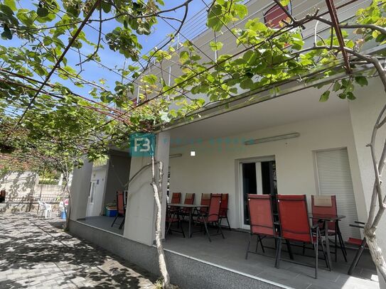 VODICE, super Lage, Einfamilienhaus, 430 m zum Strand, 5 Wohnungen