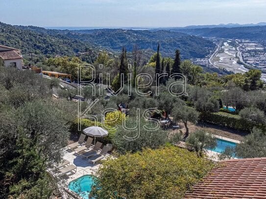 CASTAGNIERS, in der Nähe von Nizza: Villa, 2 Nebengebäude, Garage, Pool, schöner Meerblick