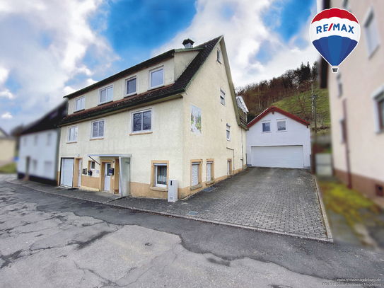 Großzügiges Einfamilienhaus mit zwei getrennten Wohnräumen und Atelier über der Doppel-Garage.