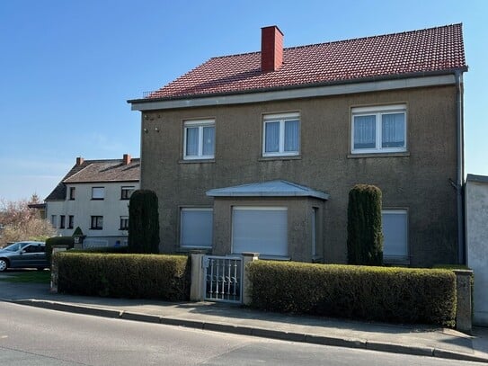 Ein- bis Zweifamilienhaus mit großem Garten, Gewerbeflächen, Doppelzufahrt & Garagen