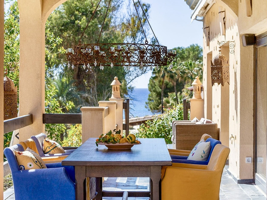 Wunderschöne, großzügig gestaltete Villa im Finca-Stil mit Meerblick