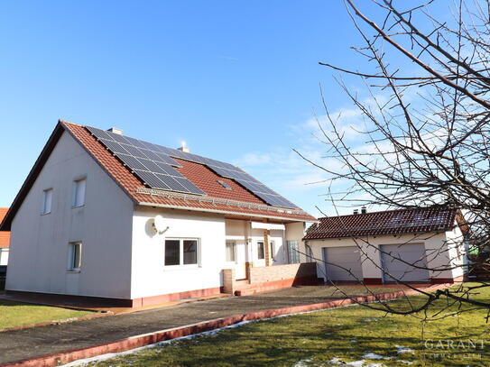 Gepflegtes Haus mit neuer Heizungstechnik, Doppelgarage und großem Garten