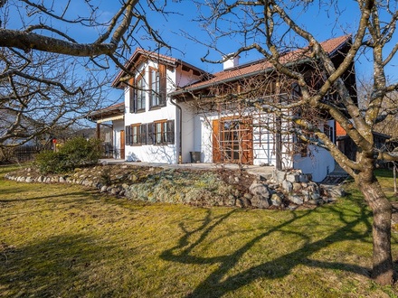 *** NEU *** EXKLUSIV *** IDYLLISCHES LANDHAUS MIT GRUNDOFEN IN TRAUMHAFTER UMGEBUNG IM ALPENVORLAND – NATURNAH GELEGENE…