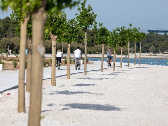 Vodice, Land direkt am Meer