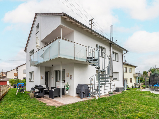 Modernes Zweifamilienhaus mit Solider Rendite in Top-Zustand