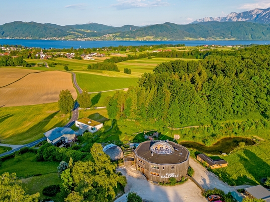 Anwesen am Attersee: 
Immobilie mit 7.000 m² Tourismuswidmung, 
naturnahe Bauweise und Salzräume