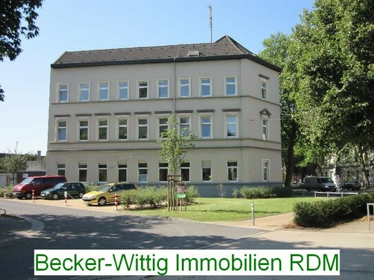 Lichtdurchflutete Wohnung, große Räume, Nähe HELIOS und Hochschule, teilmöbliert, Garage möglich