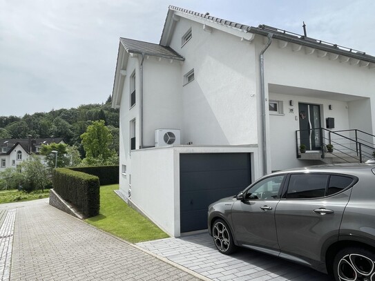 Neuwertige Doppelhaushälfte (Bj. Dez. 2015, A+, LWP) – Wohnen auf der Sonnenterrasse von Baden-Baden