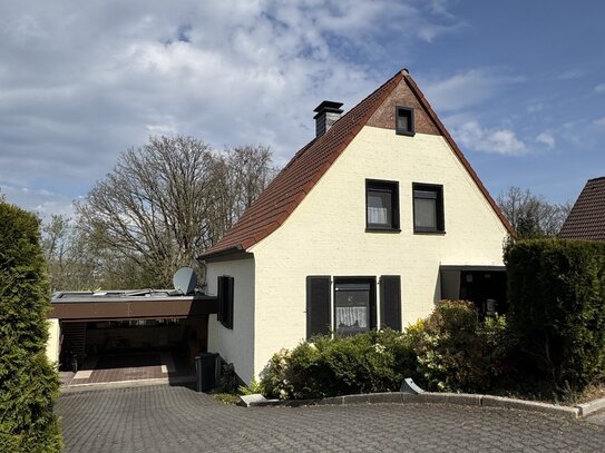 Platz für die ganze Familie - Einfamilienhaus mit Gartenidylle & XL-Garage in Langerfeld