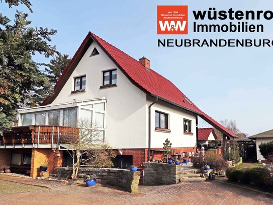 EINFAMILIENHAUS MIT FERIENWOHNUNG UND ZWEI FERIENHÄUSER MIT TOPAUSSTATTUNGEN AUF GROSSEM GRUNDSÜCK