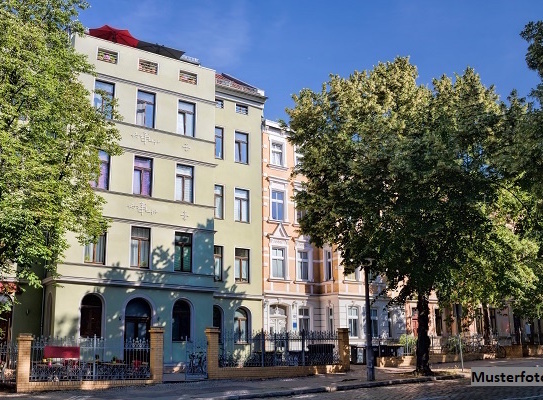 Einseitig angeb. Mehrfamilienhaus mit Garage