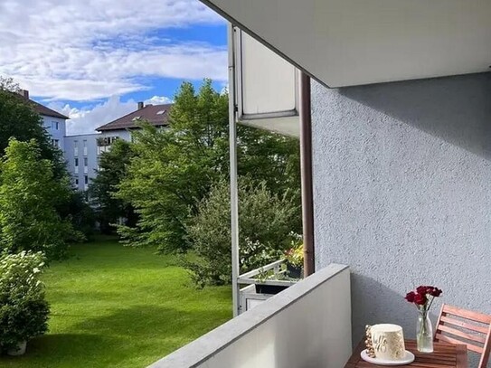 Geräumig 2-Zimmer-Wohnung mit 38 m² mit Balkon und EBK in München-Bogenhausen