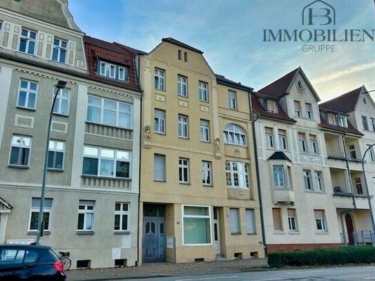 Zentrale DG-Wohnung mit Balkon!