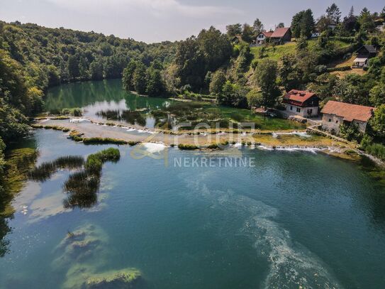 Zvečaj, Anwesen am Ufer von Mrežnica