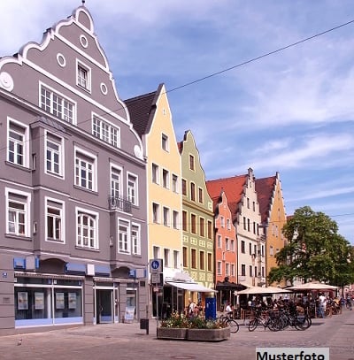 Wohn- und Geschäftshaus mit Balkon und Terrassen