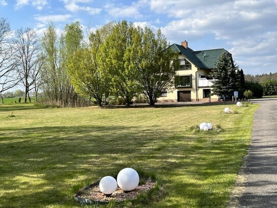 Traumhafte Landhausvilla inkl. Premium Ferienwohnung (=Einliegerwohnung) und Baulandreserve