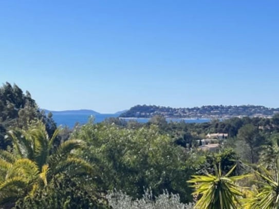 Villa in schöner Lage mit Meerblick - renovierungsbedürftig