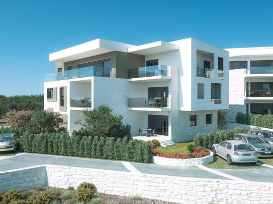 Brodarica, Šibenik, neue komfortable Wohnung mit drei Schlafzimmern und einem Garten in Strandnähe