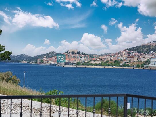 ŠIBENIK, neue, modern eingerichtete Villa, 2. Reihe zum Meer, Hof