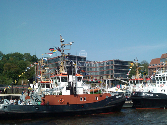 weite Aussicht über Hafen und Elbe, repräsentative Büroflächen mit Balkonen zur Elbe, provisionsfrei
