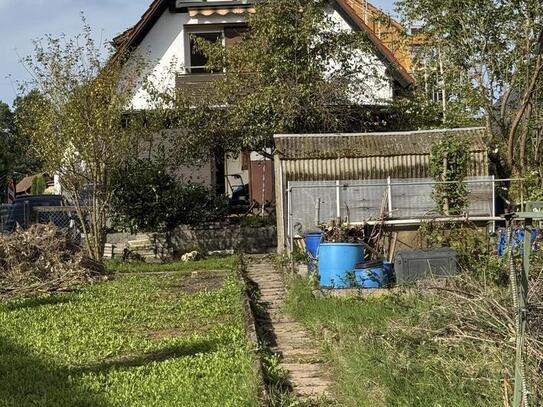 Freistehendes Haus mit großem Garten und viel Potenzial freut sich auf fleißigen Handwerker!