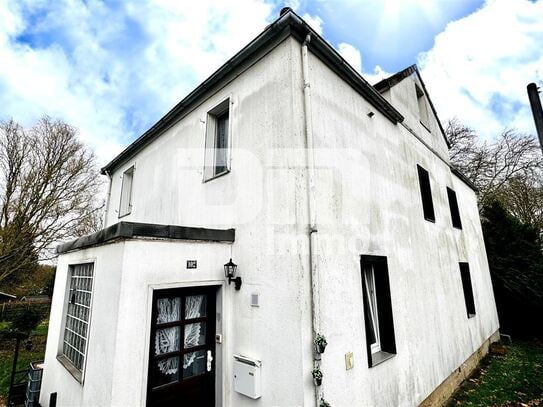 Schönes Ein- bis Zweifamilienhaus mit Gartenbereich, Terrasse + Balkon und Doppelgarage