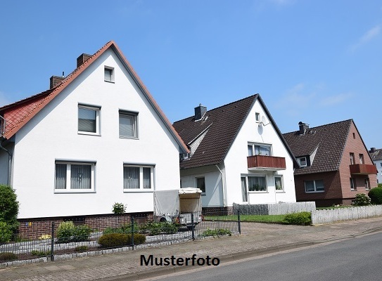 Einfamilienhaus mit Garage und Pkw-Stellplatz