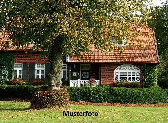 Ehemalige Hofstelle mit Stall, Maschinenhalle und Garage