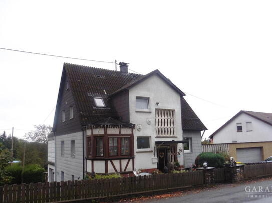 Charmantes Zweifamilienhaus mit großem Grundstück, Werkstatt und Garten in Südausrichtung