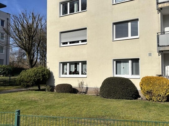 Vermietet wird eine schöne helle Wohnung im 1. Obergeschoss mit Balkon