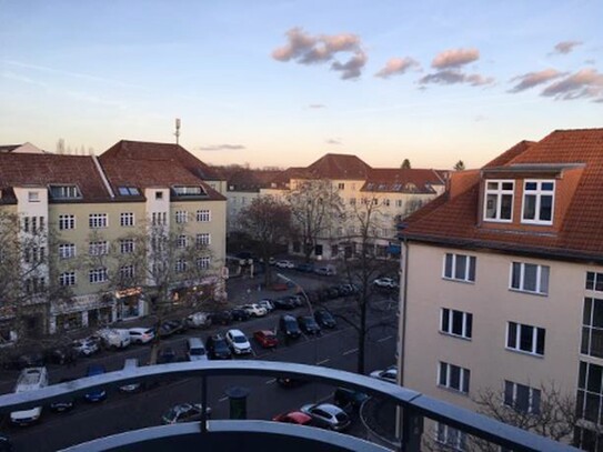 Geschmackvolle 2,5-Raum-Wohnung mit Balkon und Einbauküche in Berlin Steglitz