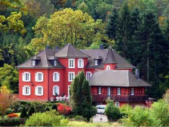 Gepflegtes Jagdschloss mit Eigenjagd auf einem 38 ha großen Grundstück in den Nordvogesen