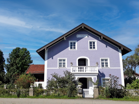 Stadthausflair im Grünen: 
Hochwertig saniertes Anwesen mit 
historischem Charme und Nebengebäude