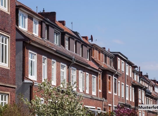 Achtung Heimwerker: Wohnhaus mit 2 Garagen