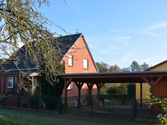 Zwei Wohnhäuser mit Doppelcarports und Nebengebäude