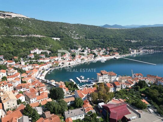 RIJEKA, BAKAR, ZENTRUM - Baugrundstück im Zentrum der Stadt Bakar 2.600 m2 mit Blick auf das Meer für ein Wohngebäude -…