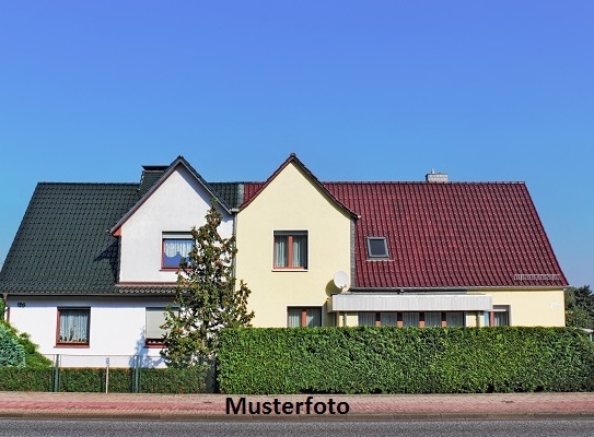 Einfamilienhaus mit Nebengebäuden