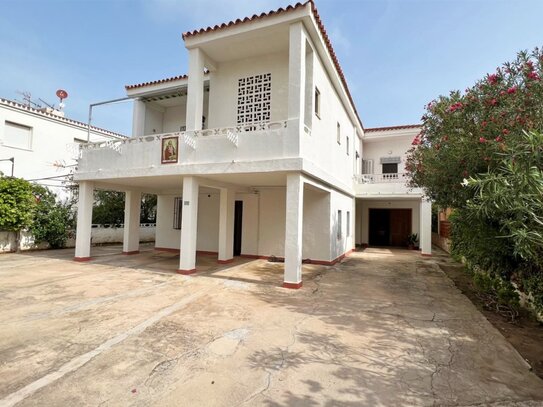 Villa in 1. Meerlinie mit Strandzugang und 3 separaten Wohneinheiten.